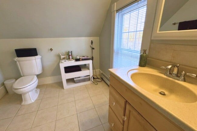 Building Photo - 35 Wellesley St