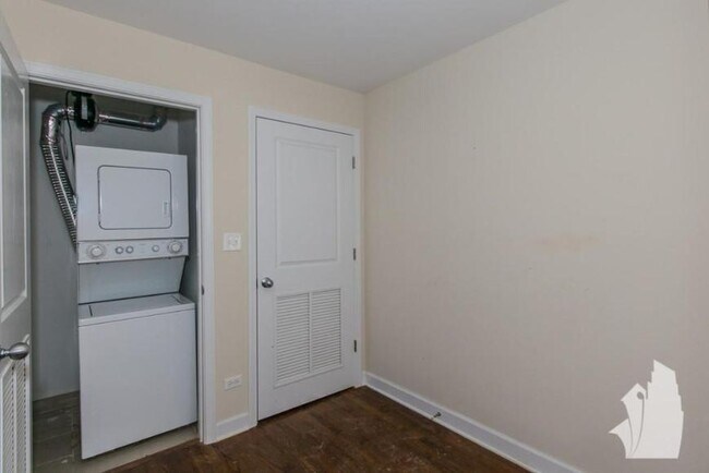 Building Photo - 3 bedroom in Chicago IL 60640