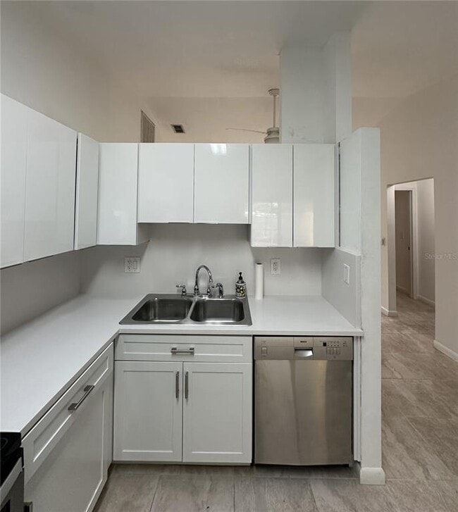 Building Photo - 6818 S Himes Ave