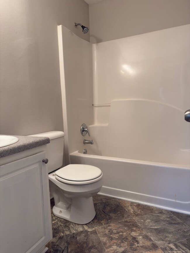 Building Photo - Fantastic 2 bedroom 2.5 bath townhome in a great location!