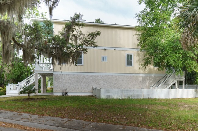 Building Photo - Four Bedroom Home on Ladies Island