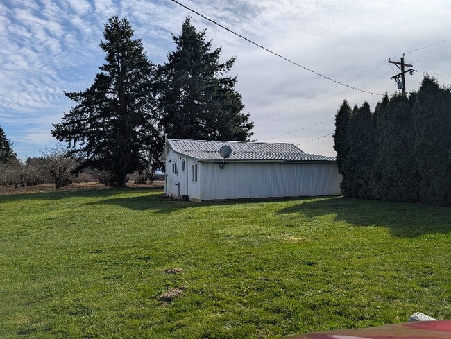 Building Photo - 12995 NE Carl Rd