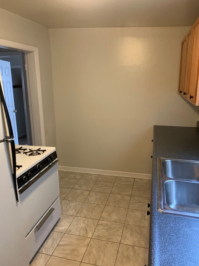 Building Photo - 329-2 Oldham Ave – Available August 2026