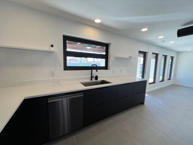 Building Photo - POOL HOME IN SHEFFIELD ESTATES!