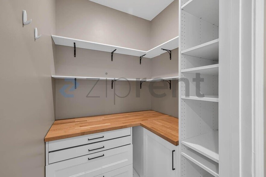 Building Photo - Unit