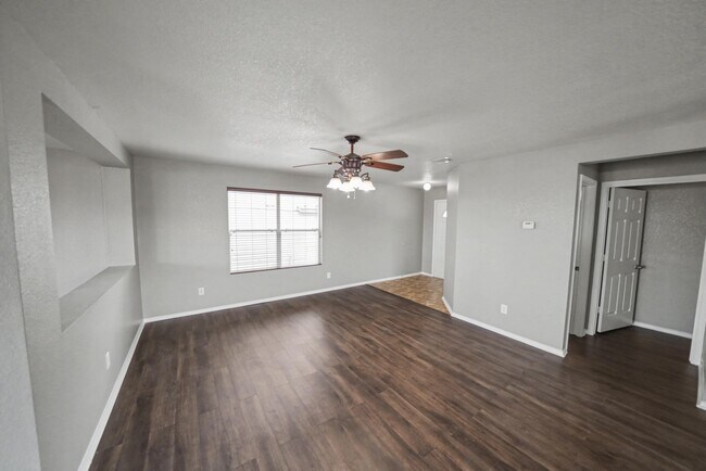 Building Photo - Spacious Cul-de-Sac Home with Greenbelt Privacy - Realtor Commission: $500