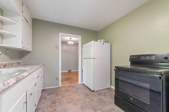 Building Photo - Duluth MN 5-Bedroom - 2-Bath Single Family