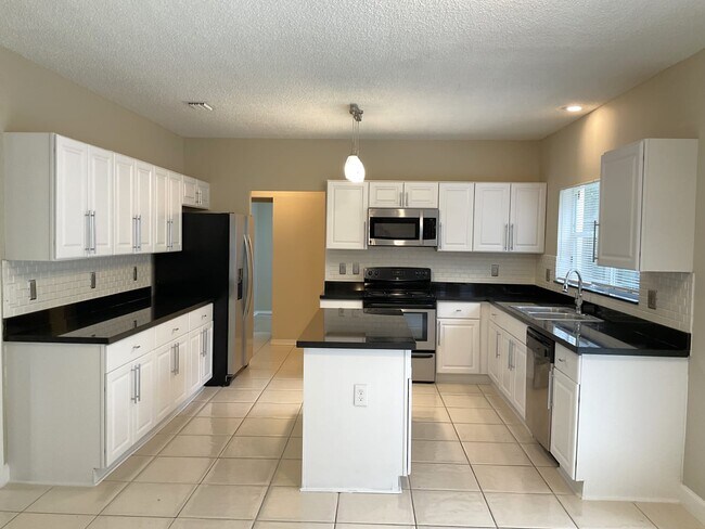 Building Photo - 3733 Lancewood Dr