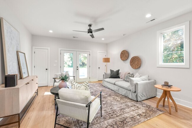 Building Photo - Modern Living in the Heart of Plaza Midwood!