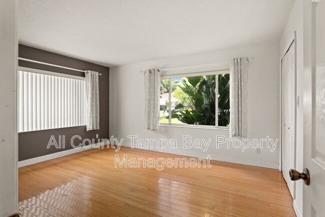 Building Photo - 2725 N Myrtle Ave