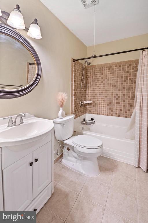 Building Photo - 606 Meadow Woods Ln