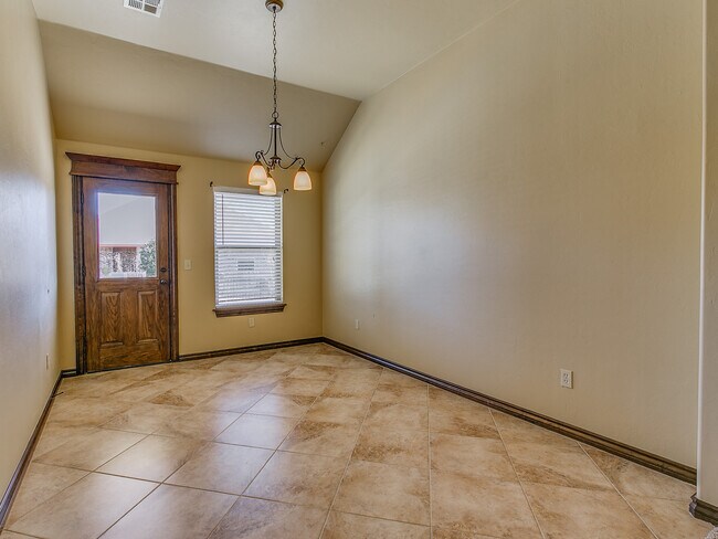 Building Photo - Highly Sought After Stonebridge Addition +...