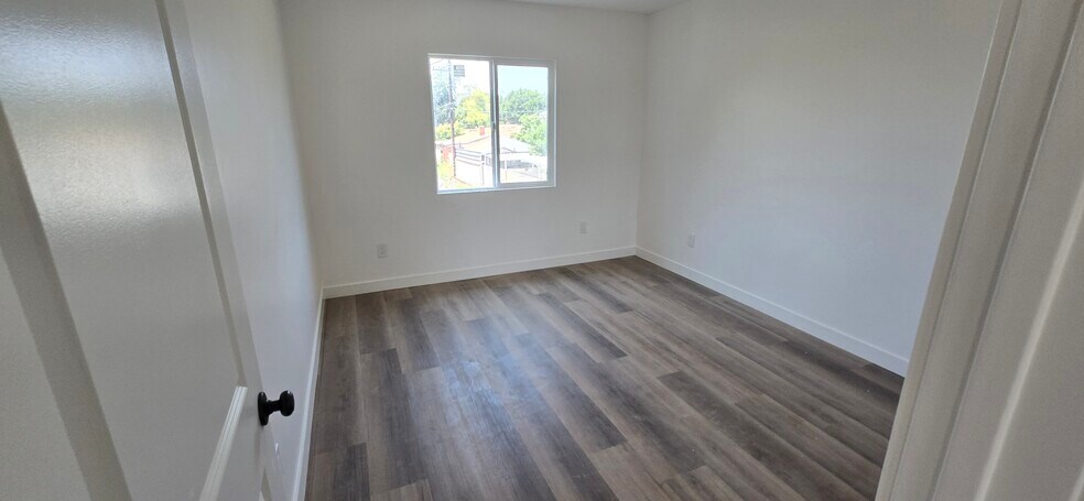 Building Photo - 833 E 92nd St