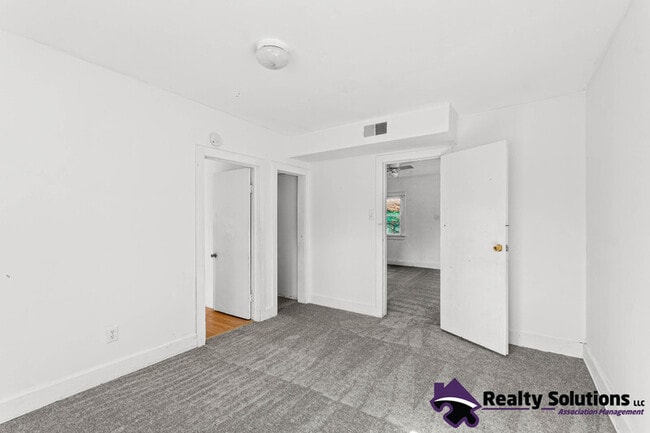 Building Photo - 118 E Del-A-Vue Ave