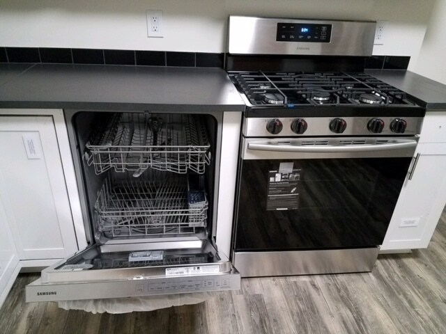Building Photo - 3 Bedroom 2 Full Bath TownHouse with 2 car tandem  Parking for Rent