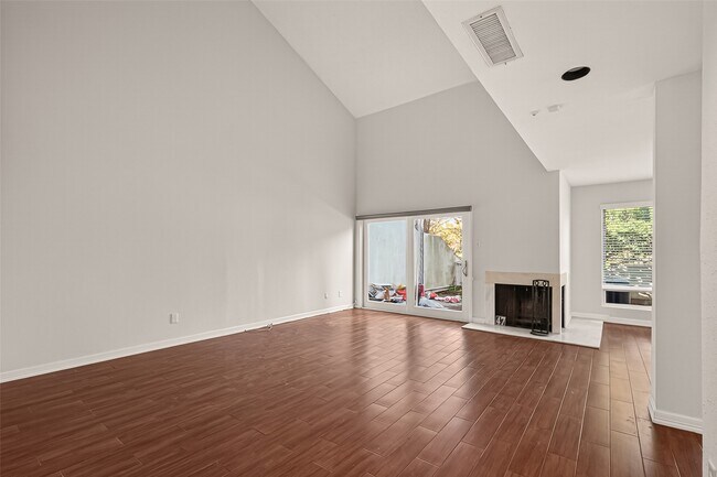 Building Photo - 7655 S Braeswood Blvd