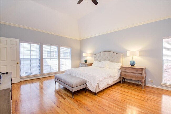 Building Photo - 1812 Staffordshire Crescent