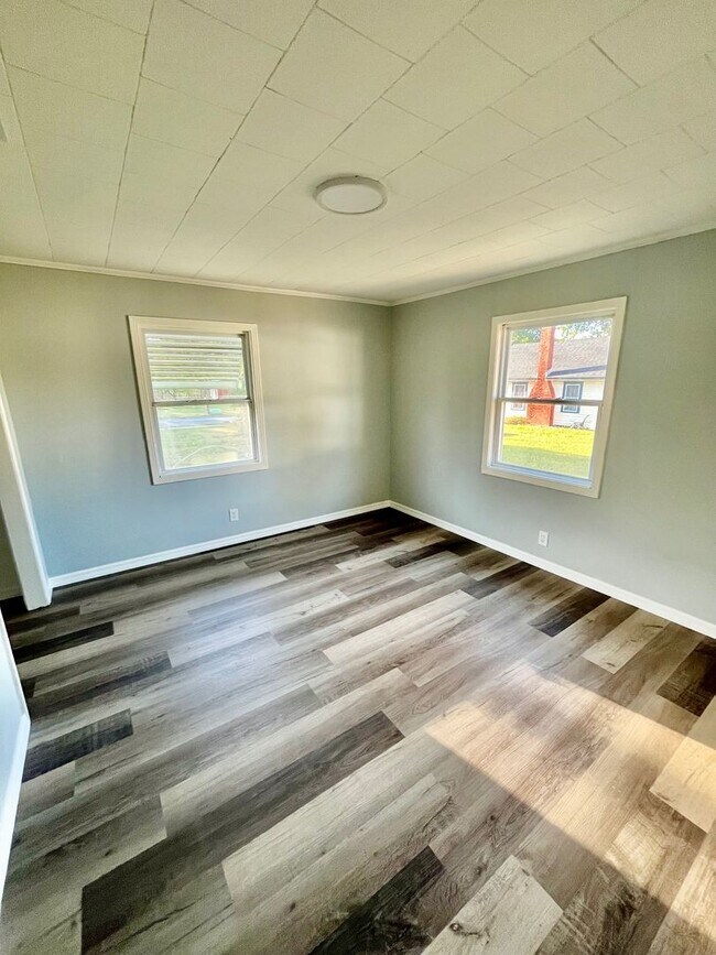 Building Photo - SPACIOUS Zephyrhills 4BR/1BA Home in the Heart of Downtown!