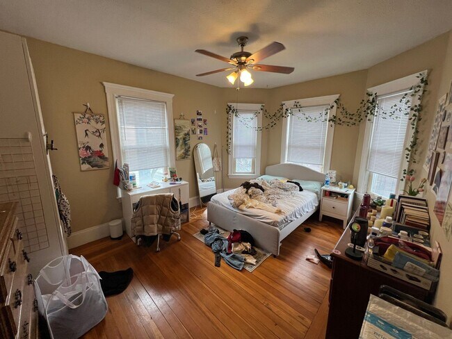 Primary Photo - 9/1 Spacious Davis Sq 3BR w/EIK right by T...