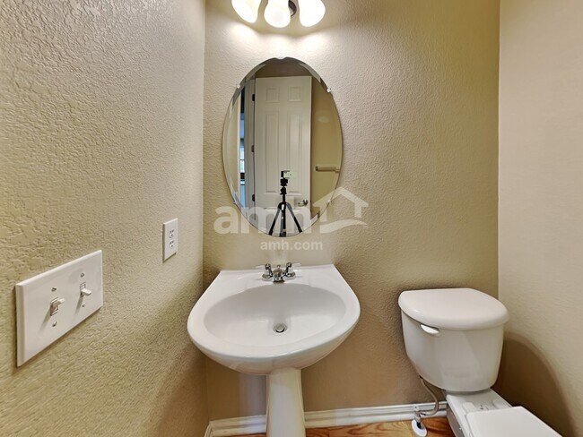 Building Photo - 124 N Flat Rock St