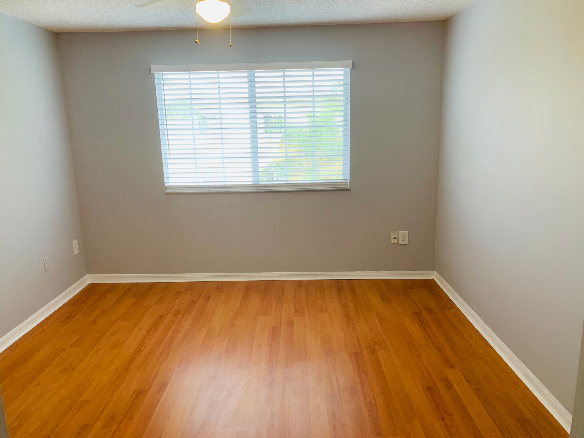 2nd bedroom - 900 Crestwood Ct S