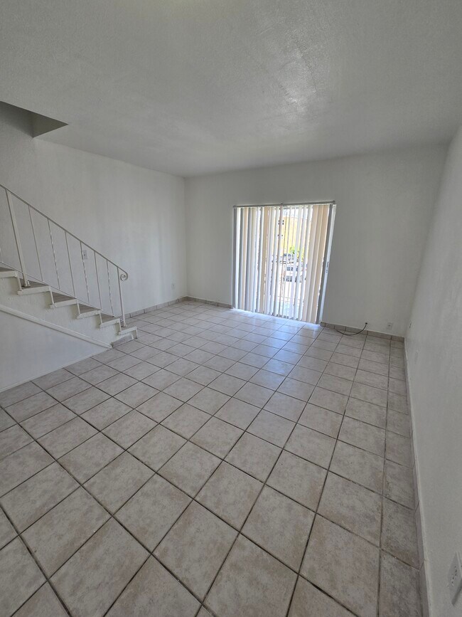 Building Photo - 1305 W 53rd St