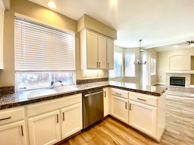 Building Photo - NEWLY RENOVATED, VERY CLEAN 5 BED, 3 BATH,...