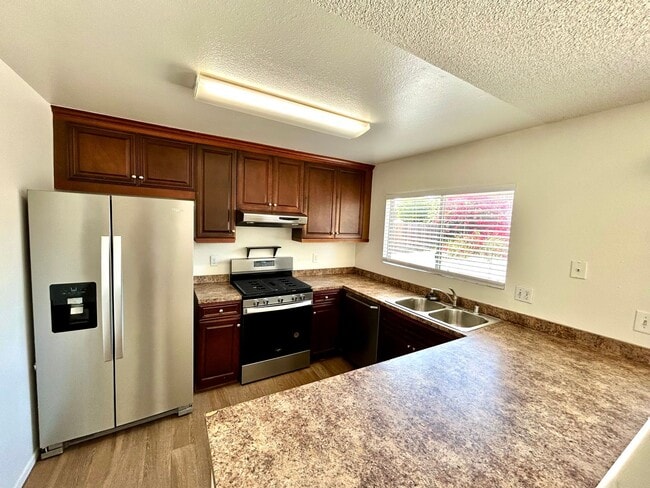 Building Photo - 5 Bed, 2 Bath in Otay Mesa!