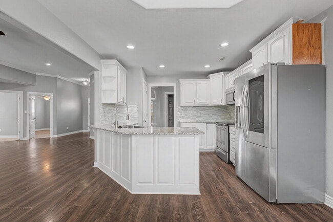 Building Photo - $200 MOVE IN SPECIAL |4-Bed Oasis with Granite Touches & Cozy Fireplace at 1501 South Brecke