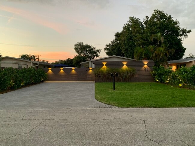 Entrance & Parking - 707 NE 22nd Dr