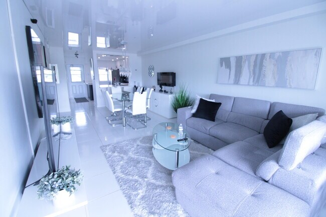 Building Photo - 470 Paradise Isle Blvd