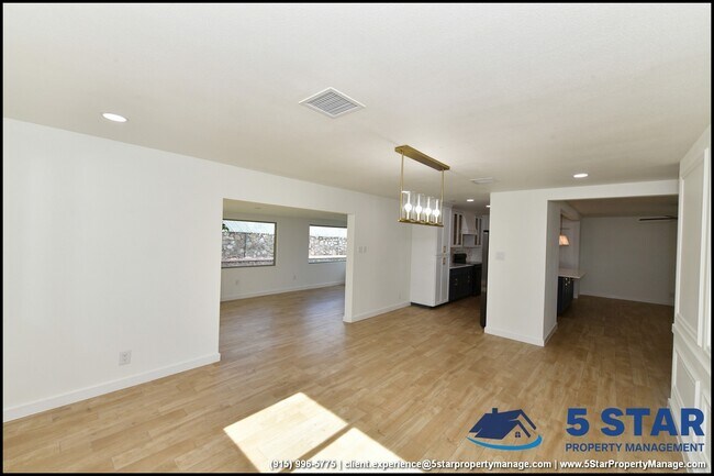 Building Photo - 3217 Wedgewood Dr