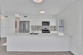 Building Photo - 2 bedroom in Hallandale FL 33009