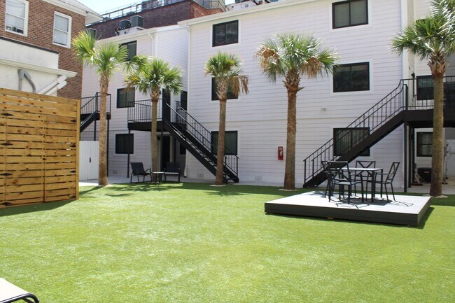 Building Photo - One Month Free ~ 1 bed/1 bath on King St.