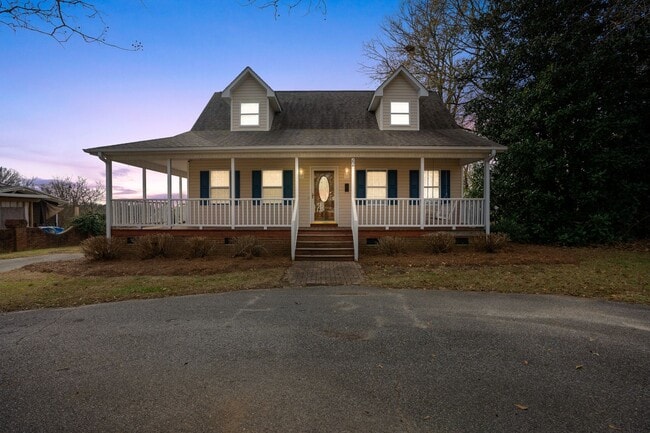 Building Photo - Beautiful 3 BR, 3BA Home-District 1 Schools, Walking Distance to Downtown Inman