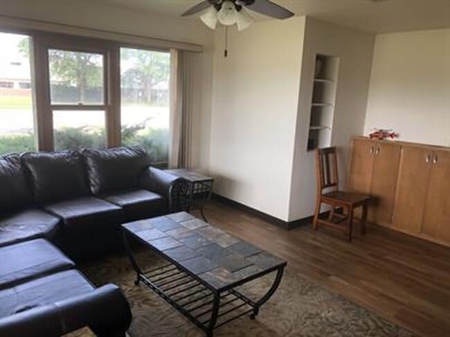 Building Photo - 7 Bed 2.5 Bath House for Rent