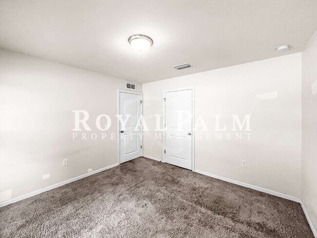 Building Photo - 4BR/2BA Duplex Living in Vistanna Villas + Washer & Dryer! — Space, Style, and Laundry Convenienc...