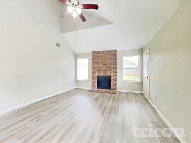 Building Photo - 2013 Greenwood Dr