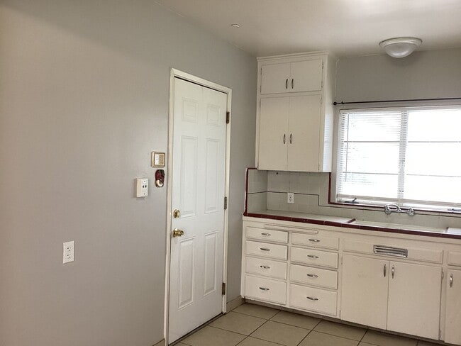 Building Photo - 1534 W Cambridge Ave