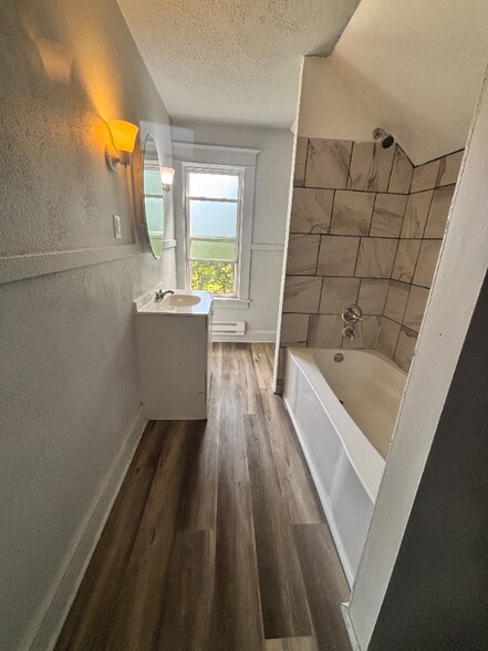 Building Photo - 633 W North St