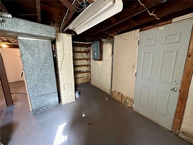 Building Photo - 7121 Lamont Dr