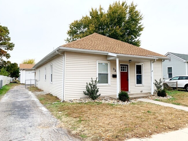 Building Photo - 321 Monroe St