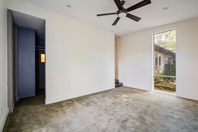 Building Photo - 2/2 with carport - fenced backyard