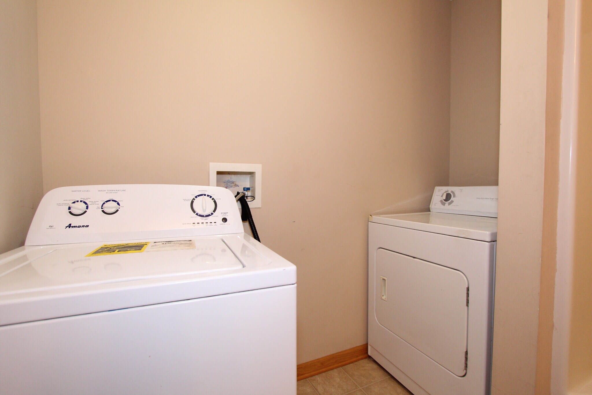 Hall bath with laundry - 915 Jackalope Ct