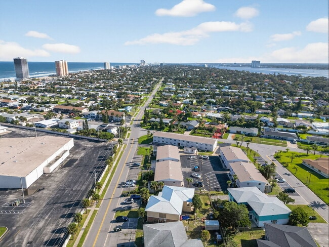 Building Photo - 2417 N Oleander Ave