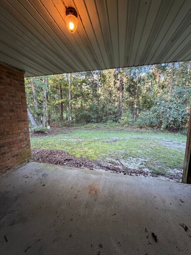 Building Photo - 302 Admiral's Walk Dr