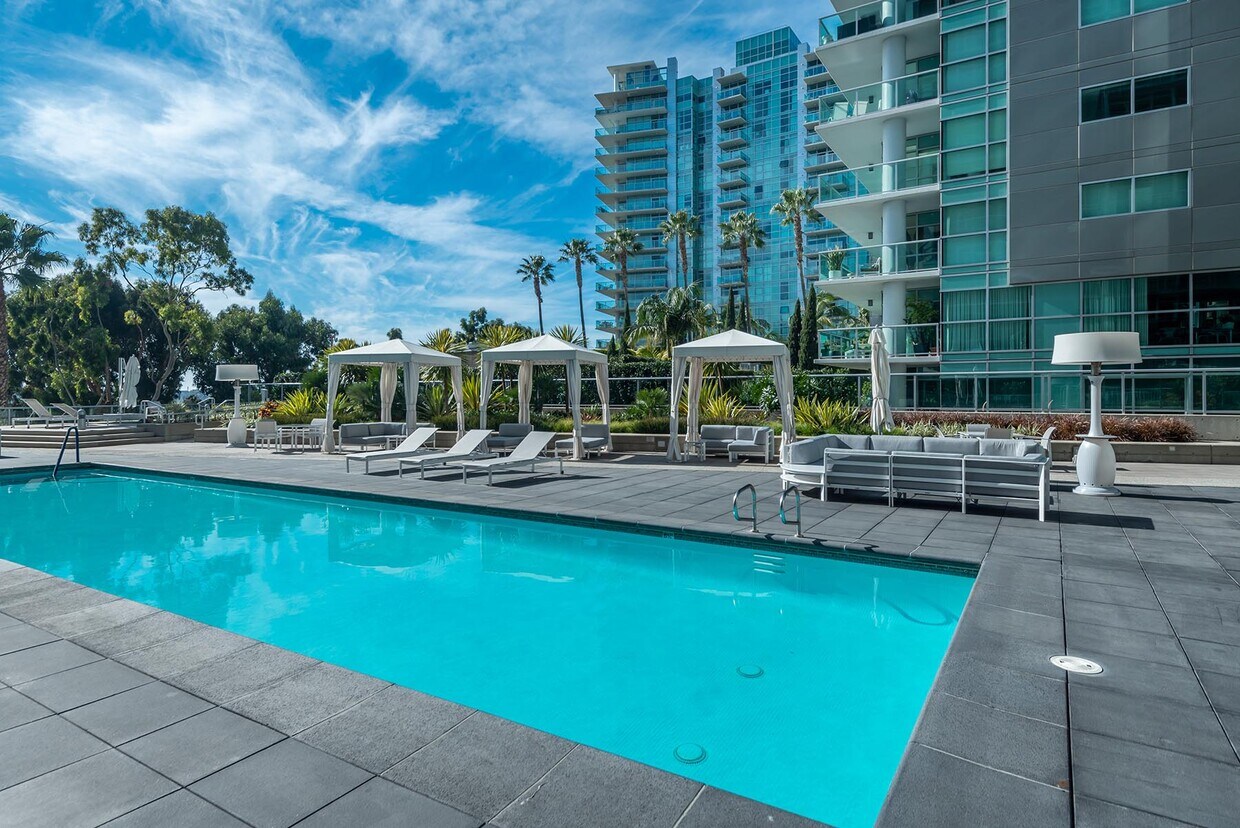 Building Photo - 13600 MARINA POINTE Dr