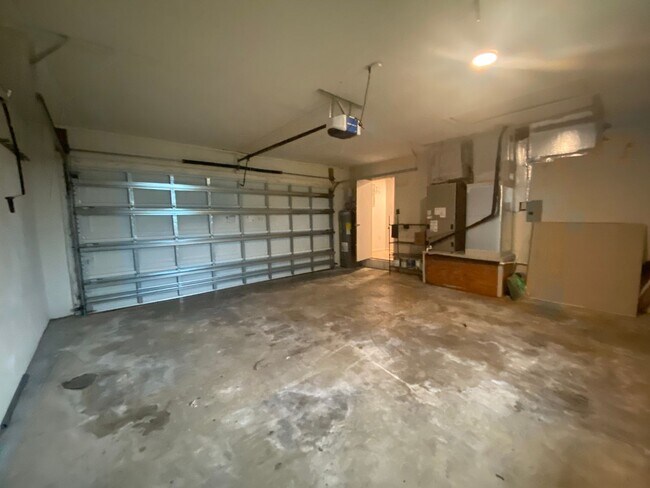 Building Photo - Spacious Florida Home Available Now!