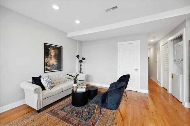 Building Photo - 2827 W Girard Ave