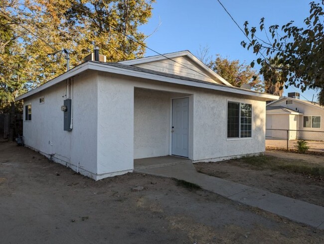 Building Photo - Newly Renovated 2 Bedroom 1 Bath